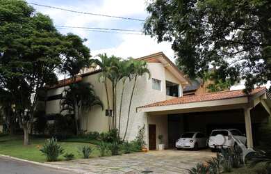 Imagem: A casa possui 4 Dormitórios, 2 Banheiros, 5 Vagas na garagem