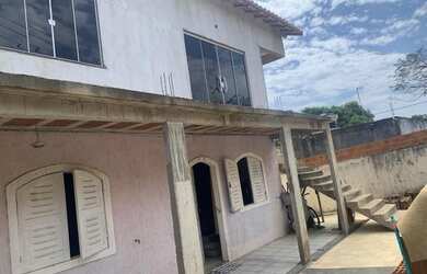 Imagem: A casa e possui 3 Dormitórios, Suítes, 2 Banheiros, 2 Vagas