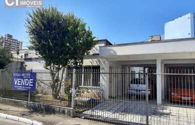 Imagem: A casa possui 4 Dormitórios, 3 Banheiros, 4 Vagas na garagem