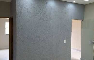 Imagem: A casa possui 3 Dormitórios, 2 Banheiros, 2 Vagas na garagem