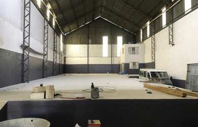 Imagem: O depósito possui 2 Vagas na garagem, 500m² de Área e está