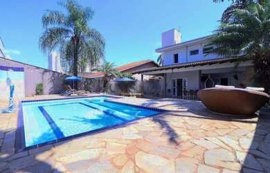 Imagem: A casa possui 3 Dormitórios, 5 Banheiros, 4 Vagas na garagem