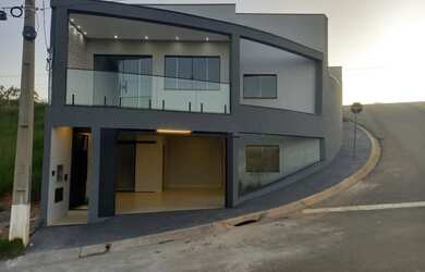 Imagem: A casa possui 3 Dormitórios, 2 Banheiros, 2 Vagas na garagem