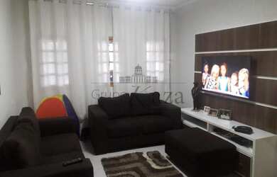 Imagem: A casa possui 3 Dormitórios, 2 Banheiros, 2 Vagas na garagem