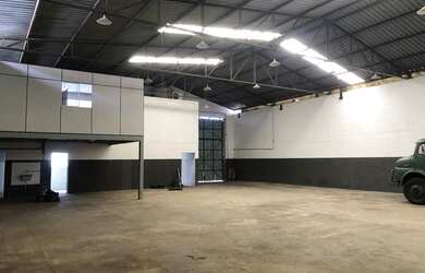 Imagem: O depósito possui 4 Vagas na garagem, 730m² de Área e está