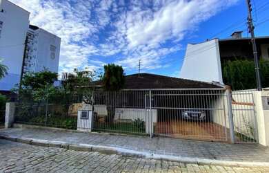 Imagem: A casa possui 4 Dormitórios, 3 Banheiros, 2 Vagas na garagem
