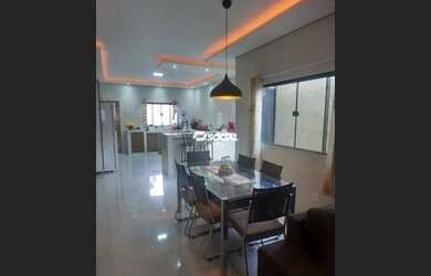 Imagem: A casa possui 2 Dormitórios, 2 Banheiros, 2 Vagas na garagem