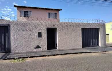 Imagem: A casa possui 4 Dormitórios, 2 Banheiros, 5 Vagas na garagem