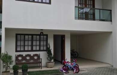 Imagem: A casa em condomínio para alugar possui 3 Dormitórios, 2 Banheiros