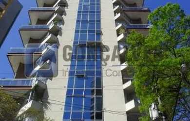 Imagem: O apartamento possui 1 Dormitório, 1 Banheiro, 2 Vagas na garagem