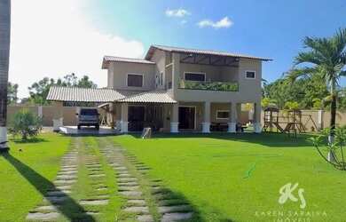 Imagem: A casa possui 4 Dormitórios, 4 Banheiros, 5 Vagas na garagem