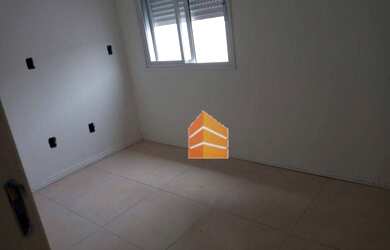 Imagem: A casa possui 3 Dormitórios, 1 Banheiro, 2 Vagas na garagem