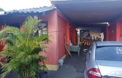 Imagem: A casa possui 3 Dormitórios, 2 Banheiros, 3 Vagas na garagem