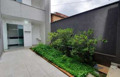 Imagem: A casa possui 3 Dormitórios, 1 Banheiro, 2 Vagas na garagem