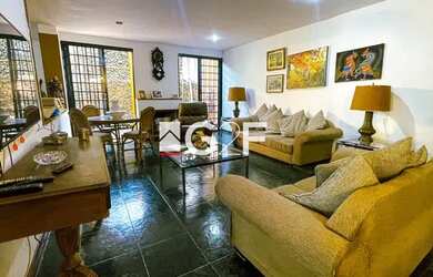 Imagem: A casa possui 5 Dormitórios, 4 Banheiros, 4 Vagas na garagem