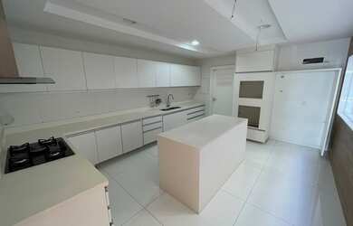 Imagem: A casa em condomínio possui 4 Dormitórios, 5 Banheiros e 420m²