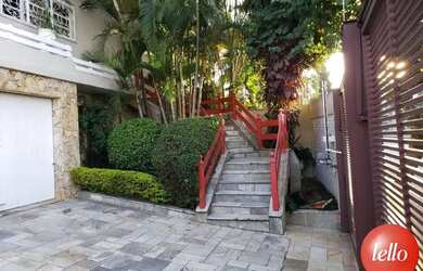 Imagem: A casa possui 4 Dormitórios, 3 Banheiros, 5 Vagas na garagem