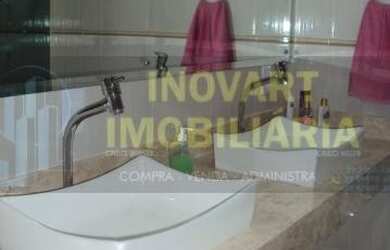 Imagem: A casa possui 4 Dormitórios, 1 Banheiro, 2 Vagas na garagem