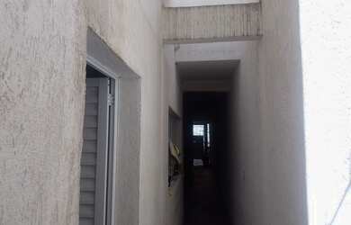 Imagem: A casa possui 3 Dormitórios, 4 Banheiros, 2 Vagas na garagem