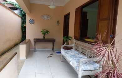 Imagem: A casa possui 3 Dormitórios, 3 Banheiros, 2 Vagas na garagem