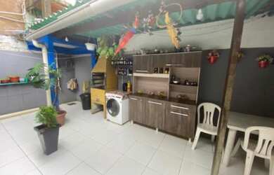 Imagem: A casa possui 3 Dormitórios, 3 Banheiros, 2 Vagas na garagem