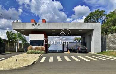 Imagem: A casa possui 3 Dormitórios, 2 Banheiros, 2 Vagas na garagem