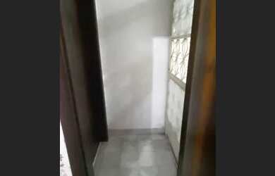 Imagem: A casa possui 2 Dormitórios, 2 Banheiros, 2 Vagas na garagem