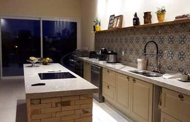 Imagem: A casa em condomínio possui 4 Dormitórios, 5 Banheiros, 5