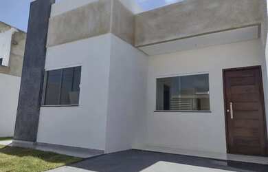 Imagem: A casa possui 3 Dormitórios, 2 Banheiros, 1 Vaga na garagem