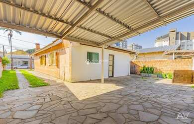 Imagem: A casa possui 1 Banheiro, 4 Vagas na garagem, 150m² de Área