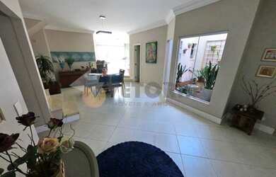 Imagem: A casa possui 5 Dormitórios, 5 Banheiros, 3 Vagas na garagem