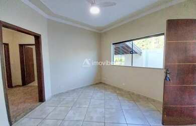 Imagem: A casa possui 3 Dormitórios, 2 Banheiros, 2 Vagas na garagem