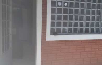 Imagem: A casa possui 1 Dormitório, 1 Banheiro, 1 Vaga na garagem e