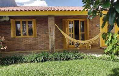 Imagem: A casa possui 2 Dormitórios, Acomodam 6 pessoas, 1 Vaga na