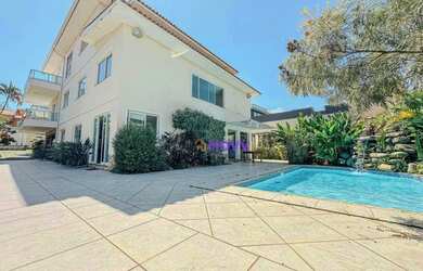 Imagem: A casa possui 4 Dormitórios, 5 Banheiros, 3 Vagas na garagem