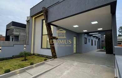 Imagem: A casa possui 3 Dormitórios, 2 Banheiros, 2 Vagas na garagem