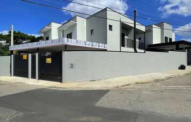 Imagem: A casa possui 3 Dormitórios, 4 Banheiros, 2 Vagas na garagem