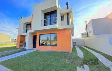 Imagem: A casa possui 3 Dormitórios, 2 Banheiros, 2 Vagas na garagem