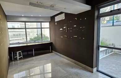 Imagem: O depósito para alugar possui 5 Vagas na garagem e 452m² de