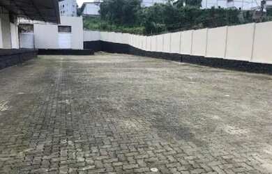 Imagem: O depósito possui 5 Vagas na garagem, 1.600m² de Área e