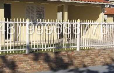 Imagem: A casa possui 3 Dormitórios, Acomodam 8 pessoas, 2 Vagas na