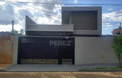 Imagem: A casa possui 3 Dormitórios, 2 Banheiros, 2 Vagas na garagem