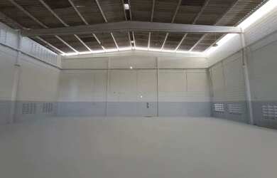 Imagem: O depósito possui 5 Vagas na garagem e 1200m² de Área e está