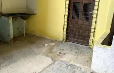 Imagem: A casa possui 1 Dormitório, 1 Banheiro, 1 Vaga na garagem e