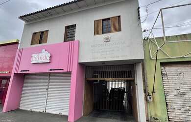 Imagem: A casa possui 4 Dormitórios, 5 Banheiros, 5 Vagas na garagem