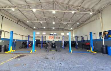 Imagem: O depósito possui 5 Vagas na garagem, 300m² de Área e está