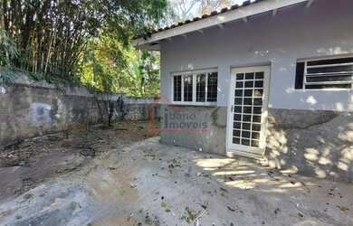 Imagem: A casa possui 3 Dormitórios, 2 Banheiros, 3 Vagas na garagem