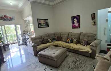 Imagem: A casa possui 3 Dormitórios, 2 Banheiros e 130m² de Área