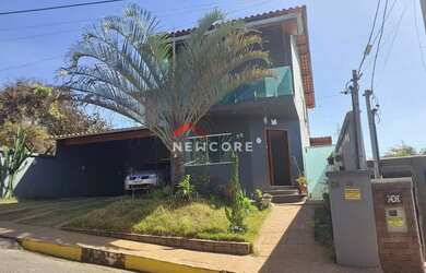 Imagem: A casa em condomínio possui 4 Dormitórios, 4 Banheiros, 4