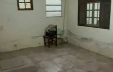 Imagem: A casa possui 1 Dormitório, 1 Banheiro, 1 Vaga na garagem